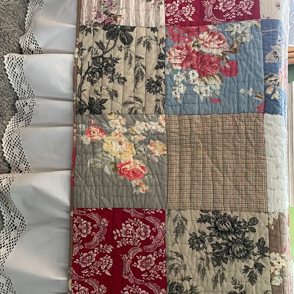 Pottery Barn queen quilt - Providence pattern patchwork - Picture 4 of 6